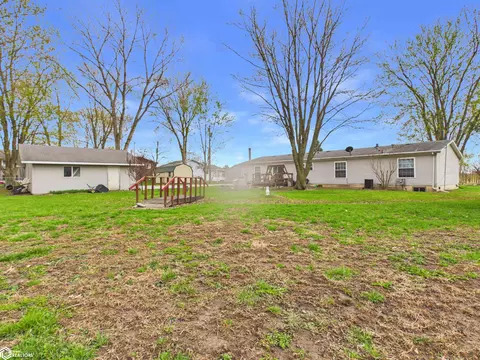 Exterior - 1971 Oak St, Hamilton, IL 62341 photo 3 of 9