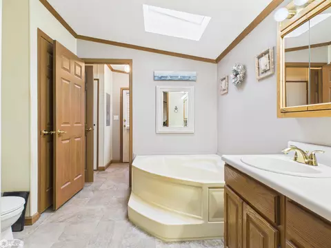 Bath - 1971 Oak St, Hamilton, IL 62341 photo 2 of 6