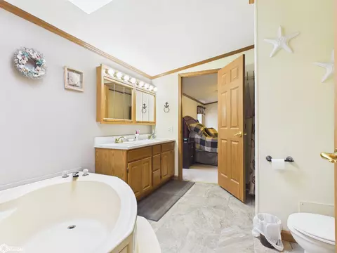 Bath - 1971 Oak St, Hamilton, IL 62341 photo 1 of 6