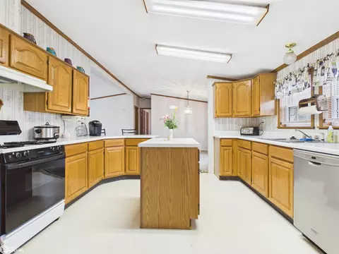 Kitchen - 1971 Oak St, Hamilton, IL 62341 photo 4 of 5