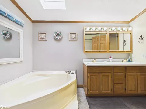 Bath - 1971 Oak St, Hamilton, IL 62341 photo 4 of 6