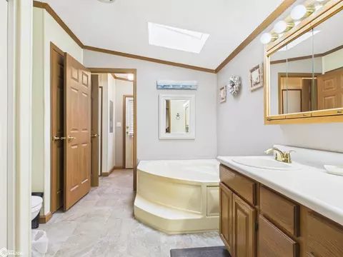Bath - 1971 Oak St, Hamilton, IL 62341 photo 3 of 6