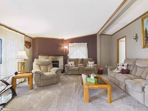 Living - 1971 Oak St, Hamilton, IL 62341 photo 4 of 6