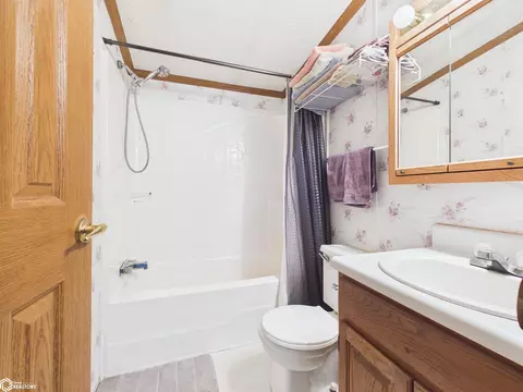 Bath - 1971 Oak St, Hamilton, IL 62341 photo 6 of 6