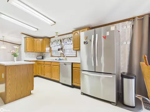 Kitchen - 1971 Oak St, Hamilton, IL 62341 photo 5 of 5