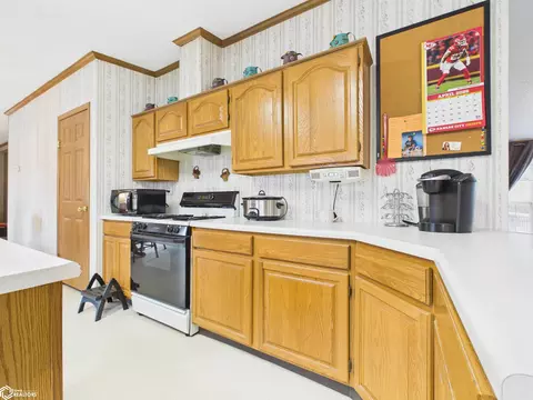 Kitchen - 1971 Oak St, Hamilton, IL 62341 photo 3 of 5