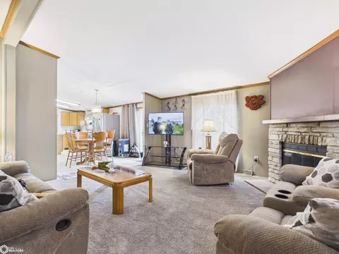 Living - 1971 Oak St, Hamilton, IL 62341 photo 5 of 6