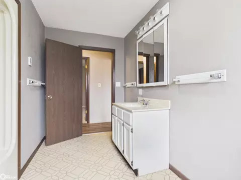 Bath - 1730 Broadway, Hamilton, IL 62341 photo 4 of 6