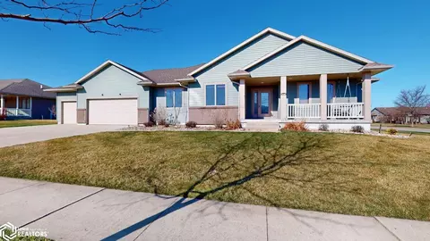 1500 Jade Ct, Mason City, IA 50401