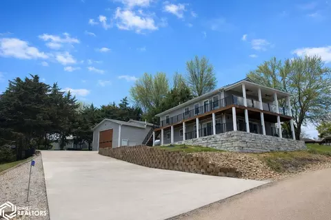 5252 N Lakeshore Dr, Brooklyn, IA 52211