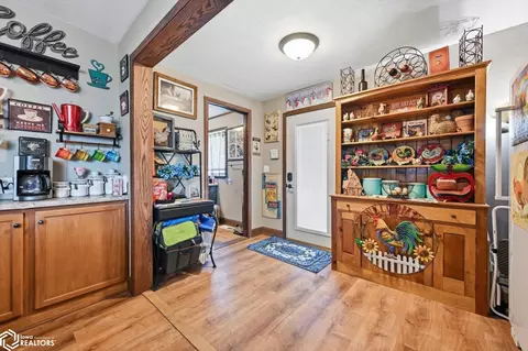 Entry Way - 604 Walnut St, Walnut, IA 51577 photo 3 of 6