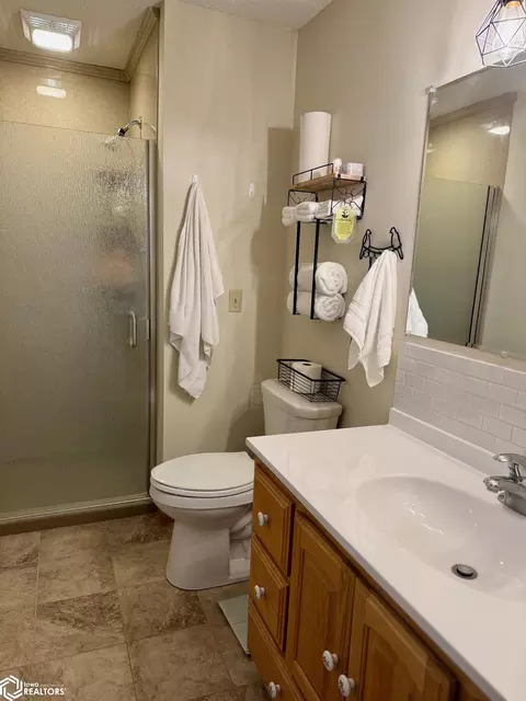 Bath - 1503 E 17th St, Atlantic, IA 50022 photo 2 of 3