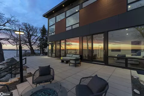 15476 Dodge Ave, Clear Lake, IA 50428
