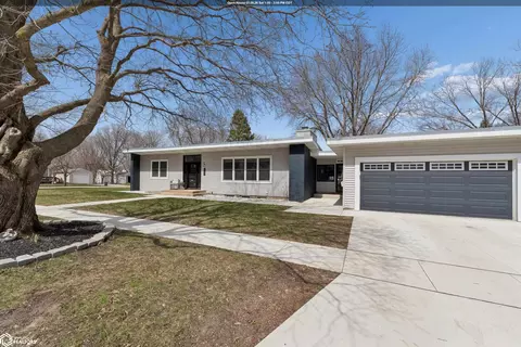 900 6th Ave S, Clear Lake, IA 50428