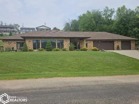 1326 Lakeshore Dr, Brooklyn, IA 52211