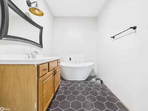 Bath - 1750 Laurel, Hamilton, IL 62341 photo 1 of 3