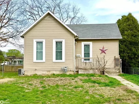 2116 Charles St, Burlington, IA 52601