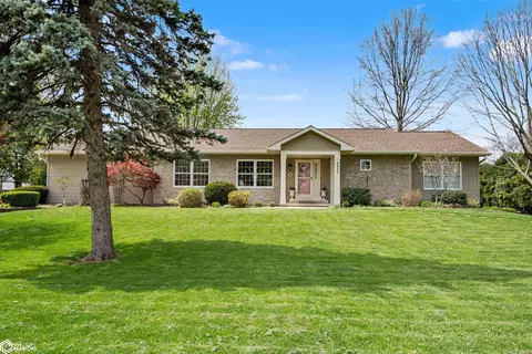 2937 Cliff Rd, Burlington, IA 52601