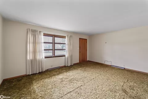 Living - 636 11th St, Nevada, IA 50201 photo 2 of 4