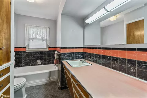 Bath - 636 11th St, Nevada, IA 50201 photo 1 of 1