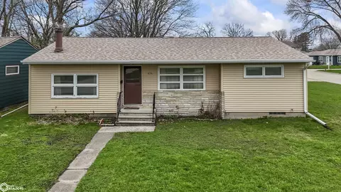 636 11th St, Nevada, IA 50201