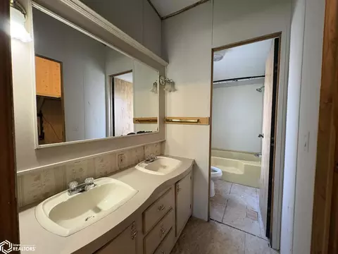 Bath - 211 E Short St, Centerville, IA 52544 photo 2 of 3