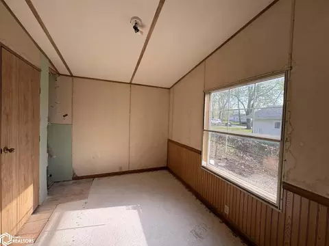 Bedroom - 211 E Short St, Centerville, IA 52544 photo 3 of 5