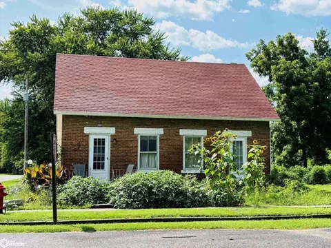 201 West St, Bonaparte, IA 52620