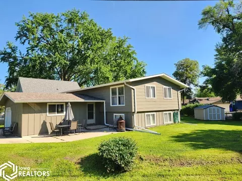 15257 Thoburn Ave, Clear Lake, IA 50428