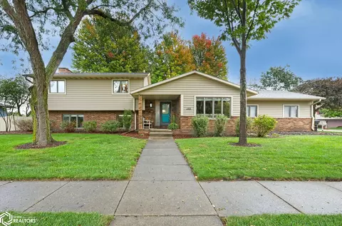 925 S 12th St, Nevada, IA 50201