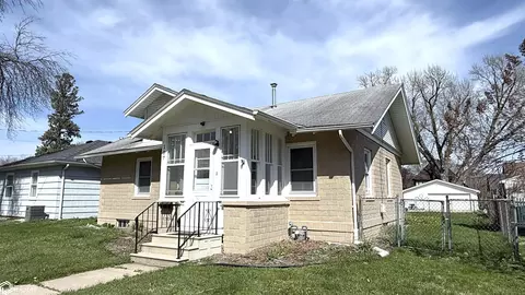 107 S Rhode Island Ave, Mason City, IA 50401