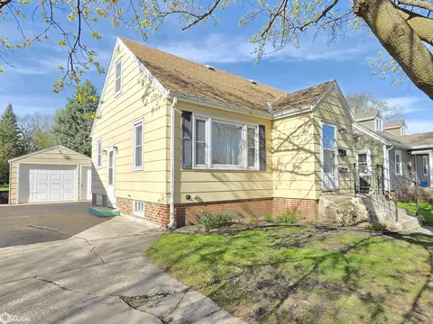 722 10th St NE, Mason City, IA 50401