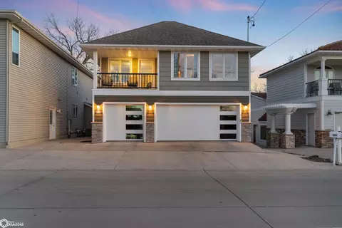 2207 N Shore Dr, Clear Lake, IA 50428