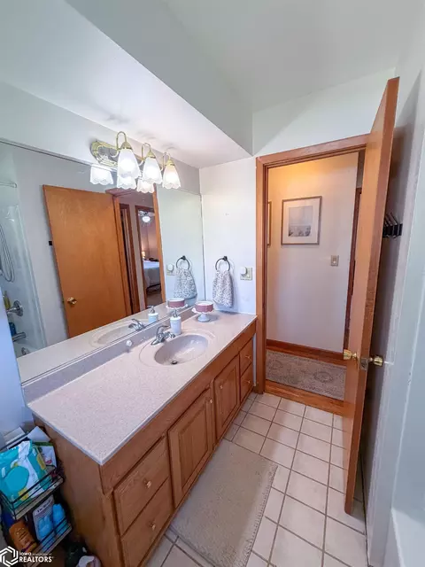 Bath - 1307 Vale Dr, Hampton, IA 50441 photo 4 of 4