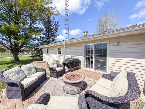 Exterior - 1307 Vale Dr, Hampton, IA 50441 photo 3 of 4