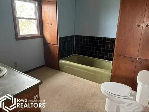 Bath - 2037 Ivanhoe Rd, Ely, IA 52227 photo 1 of 1