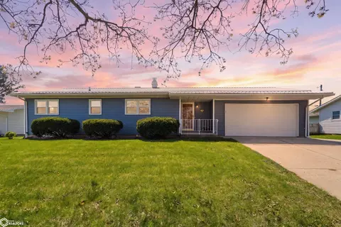 209 Thomas Dr, Marshalltown, IA 50158