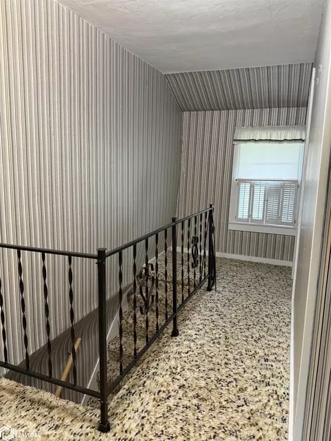Entry Way - 400 16th St, Corning, IA 50841 photo 1 of 2
