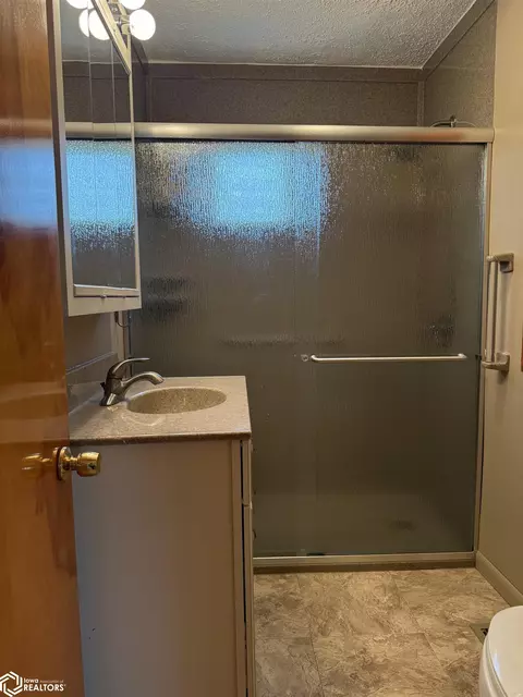 Bath - 400 16th St, Corning, IA 50841 photo 2 of 7