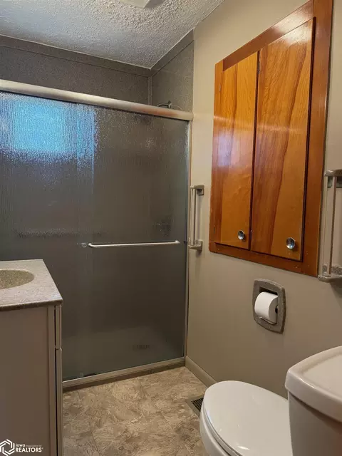 Bath - 400 16th St, Corning, IA 50841 photo 4 of 7