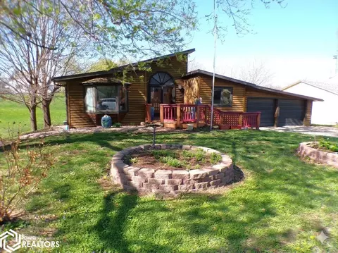107 4th St NE, State Center, IA 50247