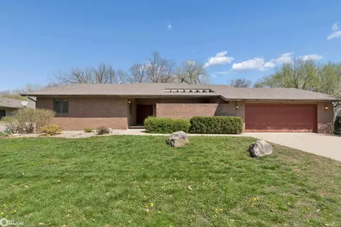 102 34th St W, Clear Lake, IA 50428