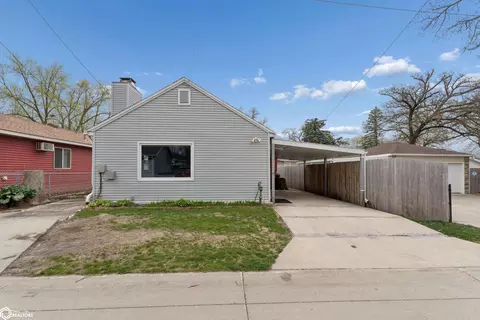 104 14th Pl S, Clear Lake, IA 50428