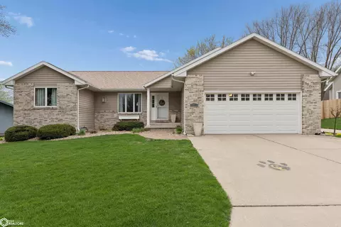 105 Woodlane Dr, Clear Lake, IA 50428