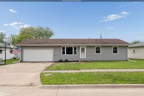 137 Greenbrier Dr, Burlington, IA 52601