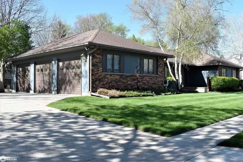 2113 Briardale Dr, Iowa Falls, IA 50126