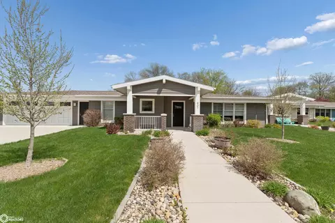 401 Oak Hill Ct, Clear Lake, IA 50428
