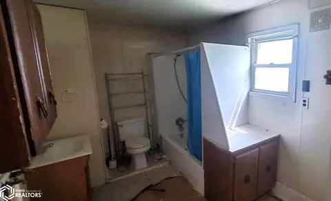 Bath - 903 Maple St, Scranton, IA 51462 photo 1 of 1