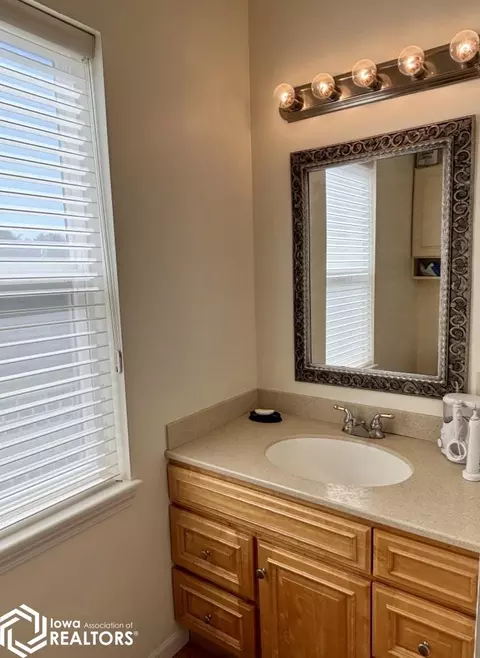 Bath - 50 E Golden Ln, Fairfield, IA 52556 photo 2 of 5
