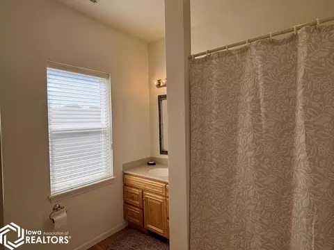 Bath - 50 E Golden Ln, Fairfield, IA 52556 photo 3 of 5